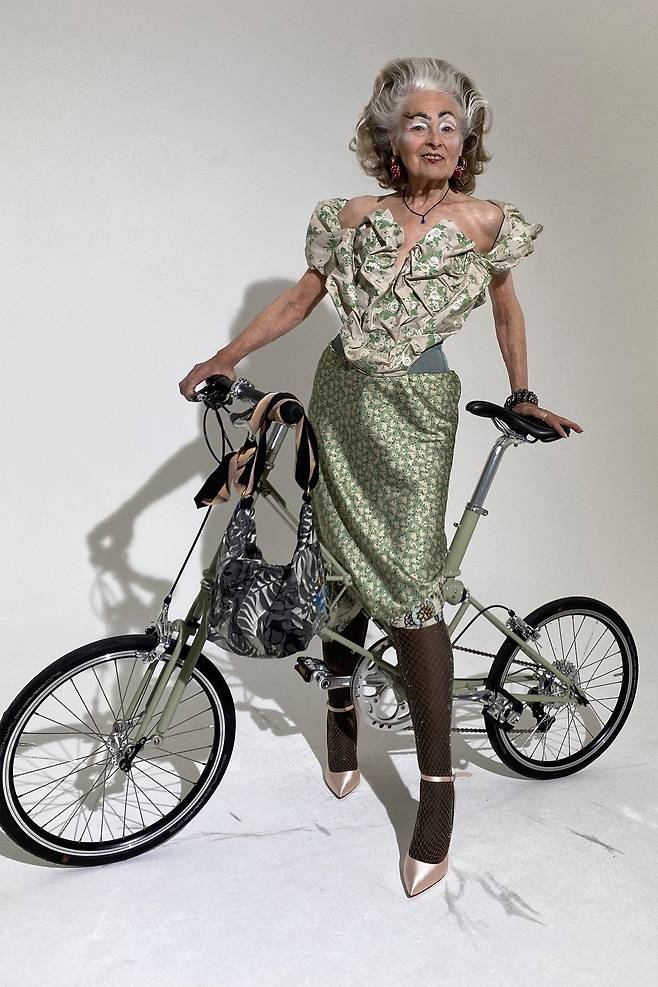 자전거 타고 출퇴근할 정도로 자전거를 좋아하는 디자이너 비비안 웨스트우드가 올해 나이 80세를 기념해 자신만의 자전거 패션을 선보였다. /비비안 웨스트우드
