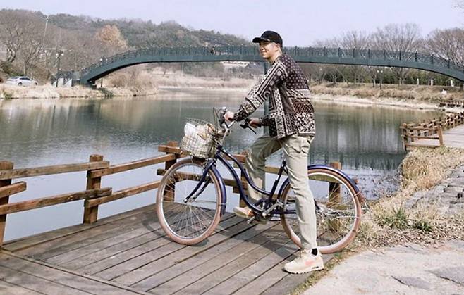 자전거 마니아인 방탄소년단(BTS) RM이 지난해 담양에서 자전거를 즐기는 모습. /BTS 트위터