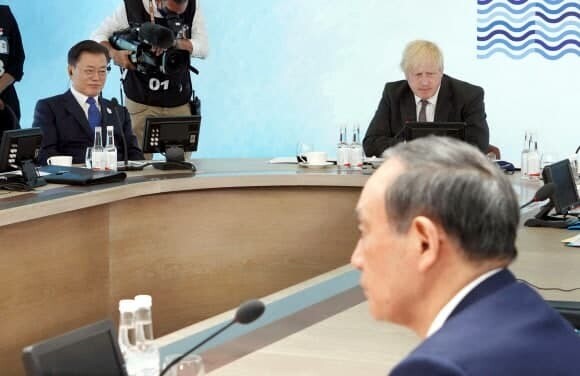 G7 정상회의 참석차 영국을 방문 중인 문재인 대통령이 13일(현지시각) 영국 콘월 카비스베이에서 열린 \