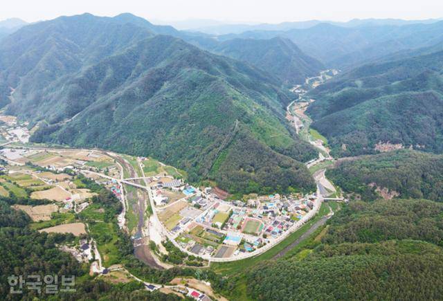 공중에서 본 화암면 소재지 전경. 조양강에 합류되는 어천이 반달 모양으로 마을을 감싸고 흐른다.