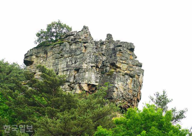 소금강 계곡 초입의 화표주. 겸재 정선이 그린 '화표주도'의 실재 모델로 여겨진다.