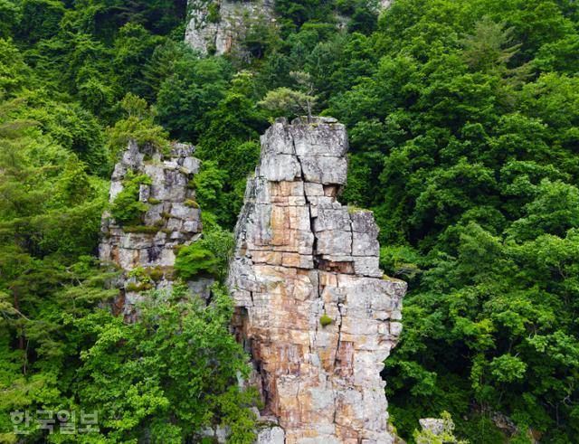 곧장이라도 허물어질 듯한 퇴점암이 소금강 곳곳에 흩어져 있다.