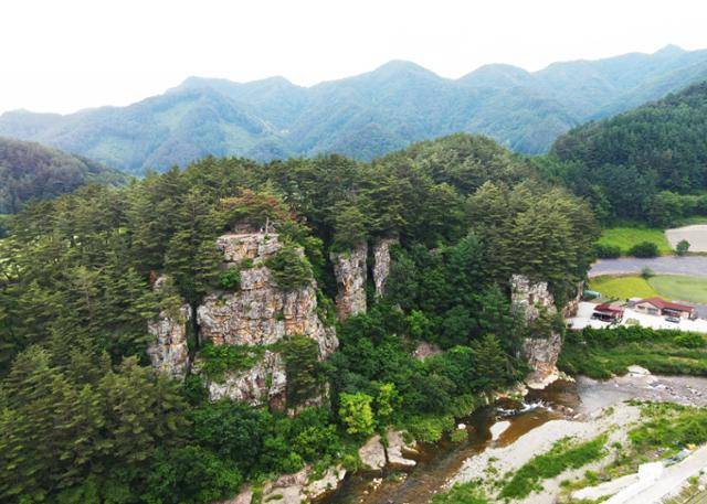 소금강 끝자락의 몰운대. 아래서 보면 깎아지른 절벽이지만 탐방로를 따라 꼭대기까지 쉽게 갈 수 있다.