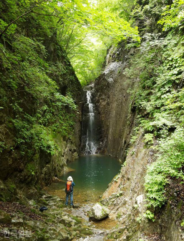 광대곡에서 가장 웅장한 영천폭포. 사람의 발길이 거의 닿지 않는 계곡에, 탐방로에서도 조금 벗어난 곳에 숨겨져 있어 태고의 신비를 만난 듯 반갑다.