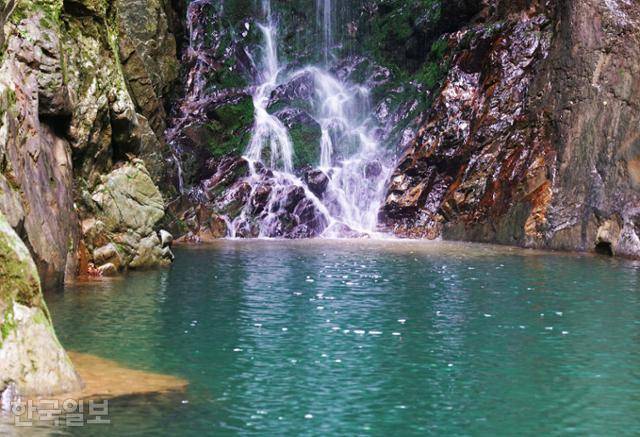 광대곡에 숨겨진 비경 영천폭포. 부서지는 물줄기 아래에 에메랄드빛 물이 고여 있다.