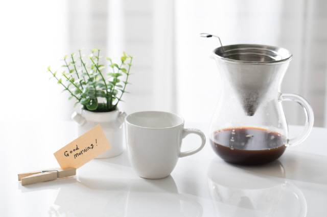 공복에 커피를 마시면 자극 물질로 인해 위 건강을 해칠 수 있다./사진=클립아트코리아