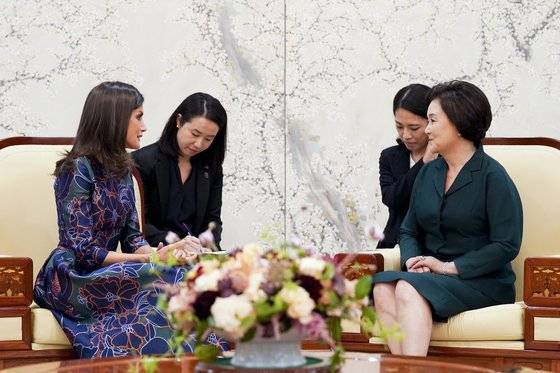 김정숙 여사가 2019년 10월 오후 청와대 본관에서 레티시아 오르티스 로카솔라노 스페인 왕비와 환담하고 있다. 청와대사진기자단