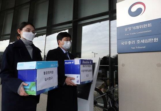 화난사람들 최초롱 대표와 법무법인 정박 정종채 변호사 등 IT기업 변호인단이 지난해 11월 24일 정부세종청사 공정거래위원회에 구글의 인앱 결제 수수료 30%부과 정책을 반대하는 신고서를 제출하기 위해 공정위에 들어가고 있다. 뉴스1.