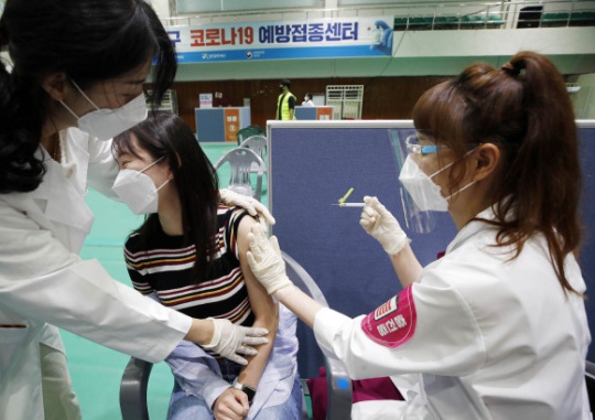 At a COVID-19 Vaccination Center in Buk-gu, Gwangju on June 15, the medical staff administers the Pfizer vaccine to a person eligible for the vaccine--an essential worker younger than thirty. Yonhap News