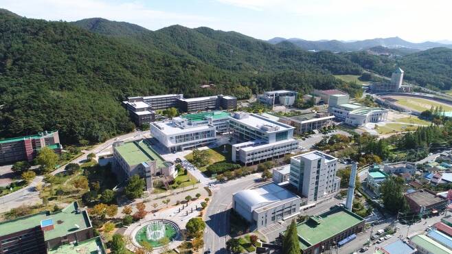 국립목포대학교는 2021년 한국연구재단 상반기 학술·인문사회사업 및 과학기술분야 기초연구사업에 총 11개 연구과제가 선정됐다. 목포대학교 전경