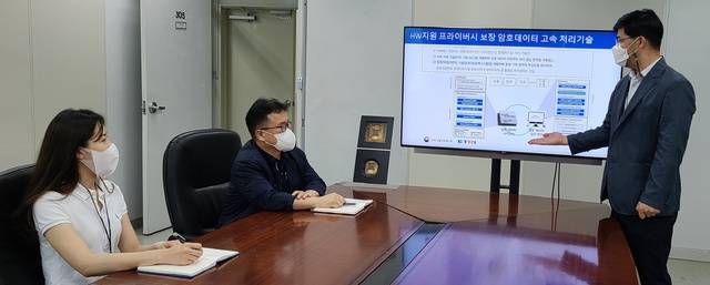 [대전=뉴시스] ETRI 연구진이 프라이버시 보장 암호데이터 고속처리기술 개념도를 살펴보고 있다. *재판매 및 DB 금지