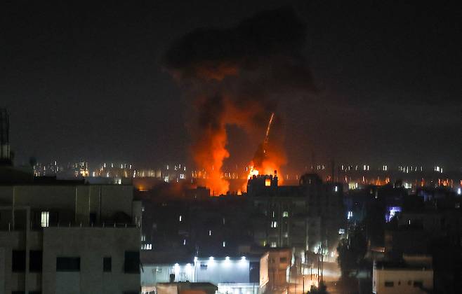 16일(현지시간) 새벽 가자지구를 공습하는 이스라엘군 모습. 연합뉴스