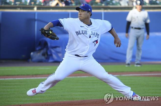 토론토 블루제이스 좌완 선발 류현진이 16일(한국 시각) 미국 뉴욕주 버펄로 세일런 필드에서 열린 메이저리그 뉴욕 양키스와 홈 경기에 선발 등판해 역투하고 있다.버펄로=AP 연합뉴스