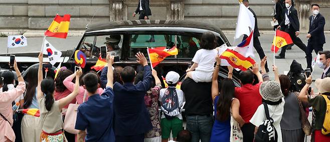 교민들이 나와 스페인을 국빈 방문 중인 문 대통령 부부를 환영했습니다.