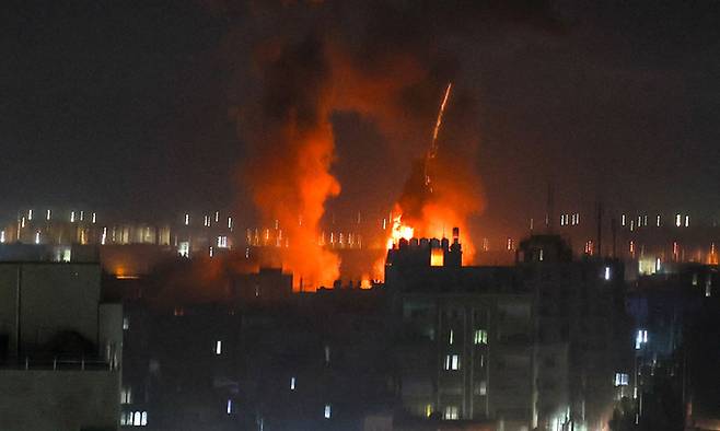16일(현지시간) 팔레스타인 가자지구 가자시티에서 이스라엘군의 공습으로 폭발이 일어나고 있다. AFP연합뉴스