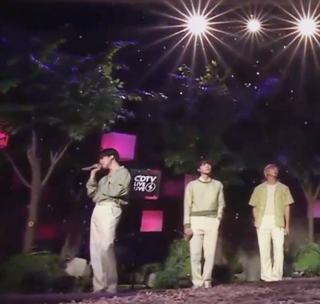 '블랙홀급 별가루 음색' 방탄소년단 지민, 日CDTV 라이브 아름다운 음색+초고음 폭발..'퍼펙트 보컬'