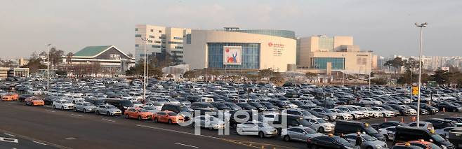 [이데일리 방인권 기자]서울 강서구 김포공항 국내선 주차장에 수많은 차량이 주차돼 있다.