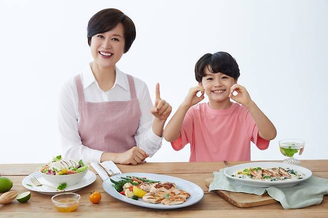 The더건강한 닭가슴살로 만든 요리와 함께 박미선과 어린이 모델이 포즈를 취하고 있다 (CJ제일제당 제공)© 뉴스1