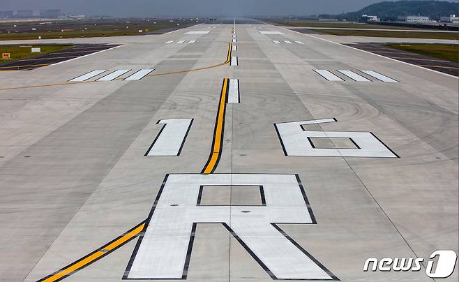 (인천공항=뉴스1) 정진욱 기자 = 인천국제공항공사가 인천공항 4단계 건설사업의 핵심과업 중 하나인 제4활주로 건설을 마치고 17일 오전 1시를 기해 운영을 시작했다. 사진은 인천국제공항 제4활주로의 모습.(인천공항공사제공)2021.6.17/뉴스1 © News1 정진욱 기자