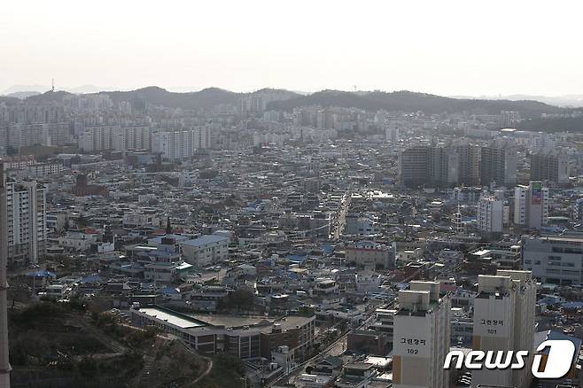 전북 군산시가 20년 이상된 노후된 공동주택에 대해 안전점검을 실시한다.© 뉴스1