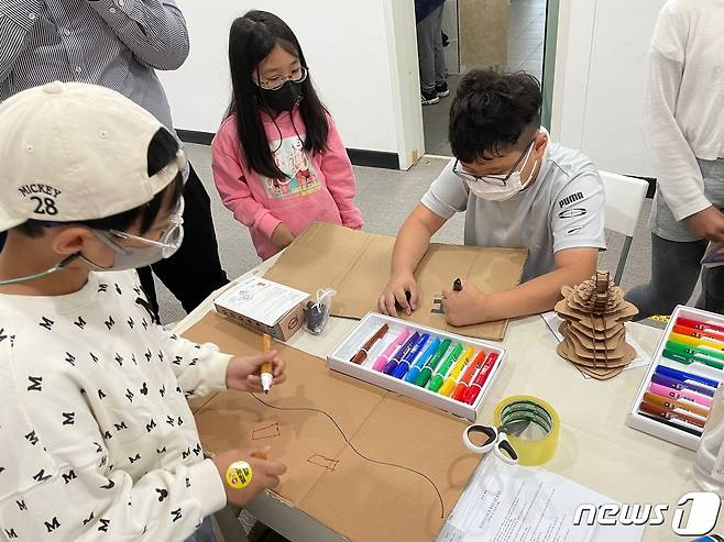 지난 3일 자원순환협력센터에서 개최된 '2021업사이클링 아트 페스타'에서 학생들이 폐 종이박스로 해양 동물 만들기 활동을 하고 있다.2021.06.3© 뉴스1 손연우기자