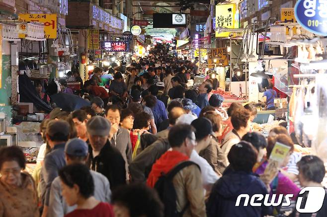 부산 부산진구 부전시장을 찾은 시민들이 추석을 앞두고 제수용품을 구입하기 위해 분주히 움직이고 있다. 2018.9.21 /뉴스1 © News1 여주연 기자