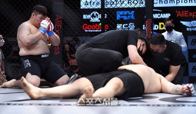 류기훈이 실신한 허재혁을 안타까운 모습으로 지켜보고 있다. 이주상기자 rainbow@sportsseoul.com