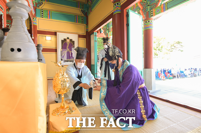 공주시가 지난 16일 송산리고분군 옆 숭덕전에서 백제 부흥을 이끈 백제 25대 왕 무령왕 서거 1498주기 추모 제례를 봉행했다./공주시 제공