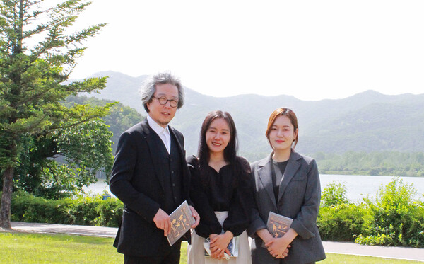 왼쪽부터 홍경한 예술감독, 이린우 큐레이터, 장민현 큐레이터. 사진 강원문화재단 제공