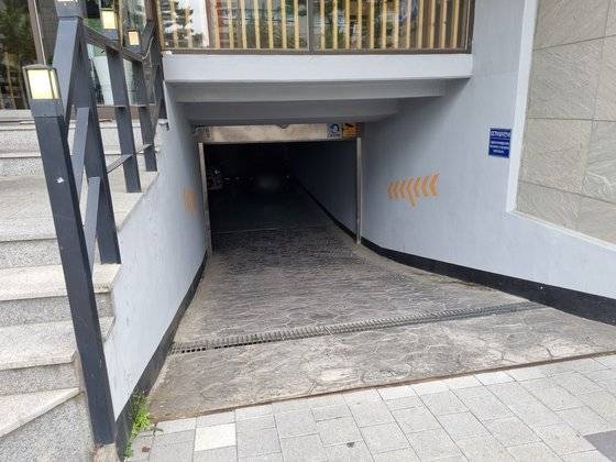 지난 13일 '묻지마 폭행'이 벌어진 서울 강북구 미아동의 한 지하 주차장 입구. 이가람 기자