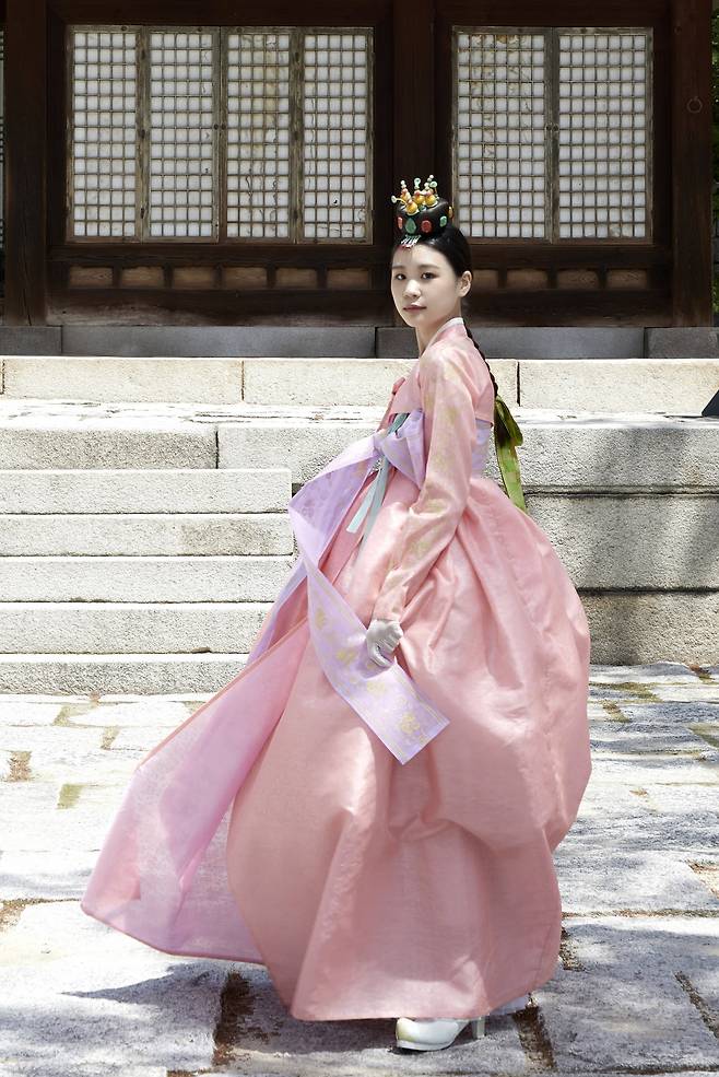 “혹시, 저 부르신 거 아니예요?” 궁궐을 사는 공주의 꿈은 무엇일까. 이번 코리아인 패션에 등장한 30여종의 한복들은 발랄한 공주가 충분히 다양한 아름다움을 추구했을 것이라는 상상과 고증을 거쳐 복원되거나 응용 디자인됐다.