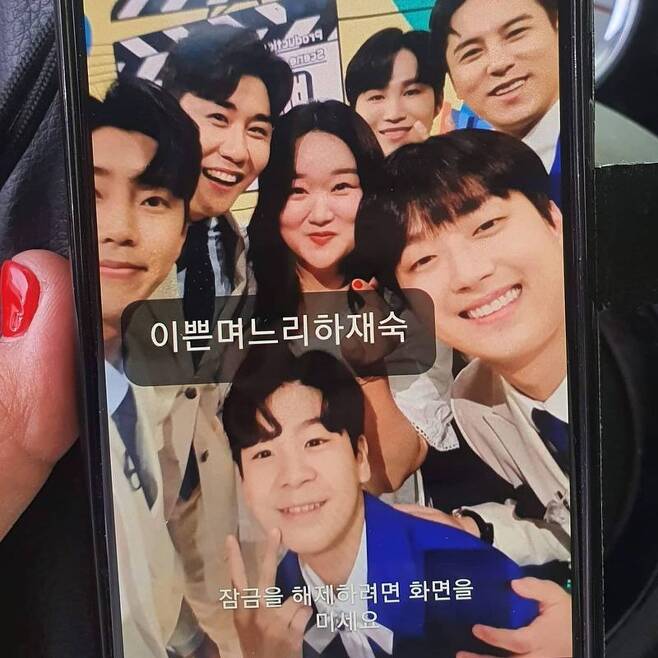 Actor Ha Jae-sook shares shiny group shots with Mr. Trott TOP6Ha Jae-sook uploaded five photos to his Instagram on June 17 with the phrase Pingyaos rise! Neelia!Ha Jae-sook in the photo is staring at the camera with singer Lim Young-woong, Youngtak, Jung Dong Won, Lee Chan Won, Kim Hee Jae and Jang Min-Ho.They boasted a warm visual and chemistry and bought the envy of the viewers.Ha Jae-sook said, I will sing the TV Chosun Apply Song - Call Center of Love tonight, I really enjoy it all night and I have so many fun.My two ears were so happy with my heart. Hahat. I was born and I was so nervous when I first ate Cheongsimhwan. My song was so sore, but I was so happy. Oh! Honey. Come in late and late today. Im going to see a bottle of makgeolli when I see it.My father and mother also asked me to set a picture on the background of the cell phone because they are TOP6 steam fans.