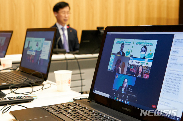 [서울=뉴시스] 한국무역협회는 지난 16일 유럽부흥개발은행(EBRD)과 공동으로 ‘중앙아시아 진출 전략 웨비나'를 개최했다.(사진=한국무역협회 제공) 2021.6.17 photo@newsis.com