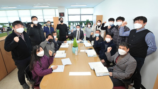 군위군 관계자들이 '2022 농촌협약 대상 시군' 선정을 축하하고 있다. (사진=군위군 제공) *재판매 및 DB 금지