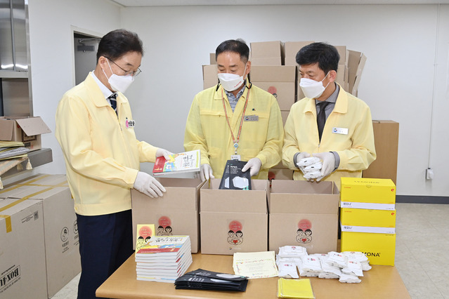 [안동=뉴시스] 임종식 경북교육감(왼쪽)이 17일 '사랑 나눔 꾸러미'를 포장하고 있다. (사진=경북교육청 제공) 2021.06.17 *재판매 및 DB 금지