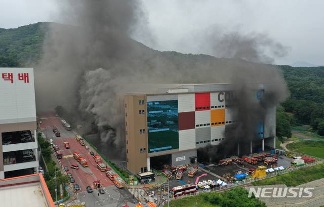 [이천=뉴시스]김종택기자 =  17일 오전 경기도 이천시 마장면 쿠팡 덕평물류센터에서 화재가 발생해 시커먼 연기가 피어 오르고 있다. 2021.06.17. jtk@newsis.com