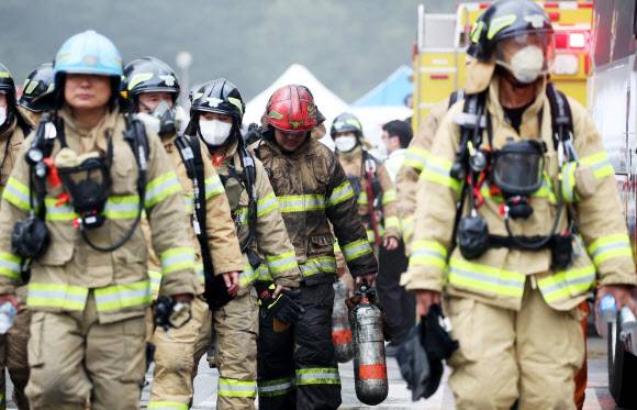 이동하는 소방관들 - 17일 경기도 이천시 마장면 쿠팡 덕평물류센터 화재 현장에서 소방관들이 안전지대로 이동하고 있다. 2021.6.17 연합뉴스