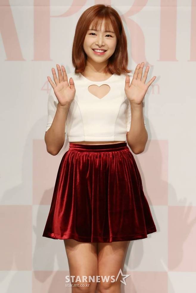 그룹 에이프릴이 20일 오후 서울 강남구 청담동 일지아트홀에서 네번째 미니앨범 '이터니티(eternity)' 발매 쇼케이스를 열고 멋진 무대를 선보이고 있다. /사진=임성균 기자 tjdrbs23@