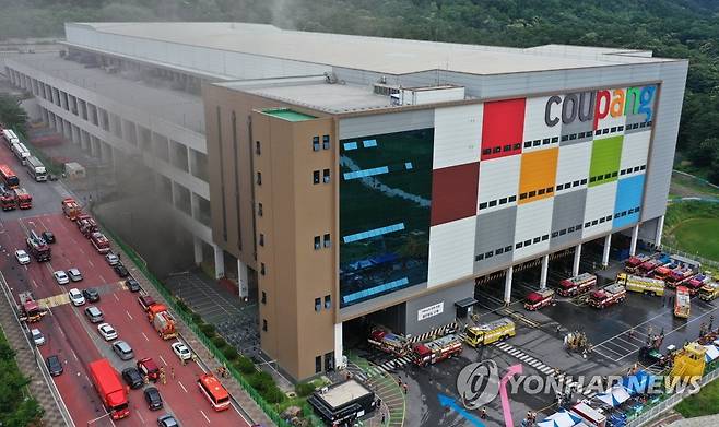 쿠팡 덕평물류센터 화재 (이천=연합뉴스) 홍기원 기자 = 17일 오전 화재가 발생한 경기도 이천시 마장면 쿠팡 덕평물류센터 모습.      인력 150여 명, 장비 60여 대가 동원된 진화 작업으로 화재 발생 2시간 40여 분만인 오전 8시 19분께 큰 불길은 잡혔다.xanadu@yna.co.kr