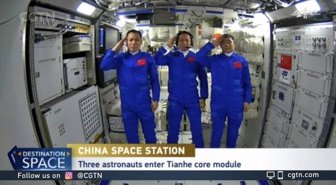 우주정거장 핵심모듈 톈허에 진입한 뒤 인사하는 중국 우주비행사들. CGTN 화면 갈무리