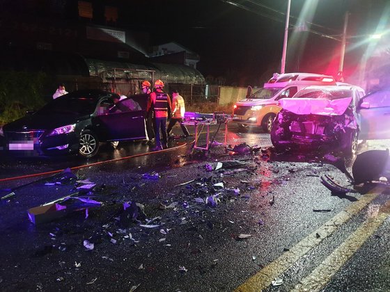 18일 오전 4시2분쯤 전남 순천시 용당동의 한 도로에서 승용차와 SUV 차량의 충돌사고로 4명이 숨지고 2명 중상, 1명이 경상을 입었다. 순천소방서 제공. 뉴스1
