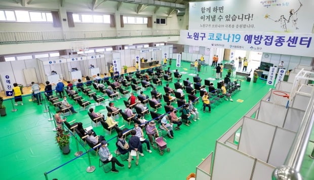 하루 평균 한국인 70만3358명이 1차 혹은 2차 코로나19 백신 주사를 맞은 것으로 조사됐다. /사진=연합뉴스