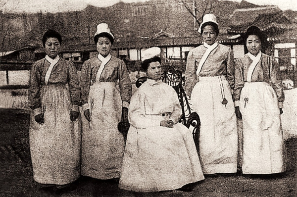 1906년 보구녀관 간호원양성학교 졸업자들의 예모식.