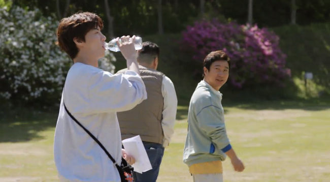 In the words of Lee Soo-geun, who says that Ahn Jae-hyun may be marriage, he drank water without saying anything and focused his attention.In the 12th episode of the original TV New Seo Yugi special Spring Camp (directed by Na Young-seok and Park Hyun-yong), which was released on the afternoon of the 18th, Kang Ho-dong, Lee Soo-geun, and Ahn Jae-hyuns final Camping were.The camp captain, Ahn Jae-hyun, played alone for the same team Kang Ho-dong and Lee Soo-geun.Ahn Jae-hyun smiled, saying, I think I can go without a limit. When I arrived, Kang Ho-dong said, Why are you so dry? Diet?and laughed.On the lunch menu Papaghetti, Lee Soo-geun said, If you were in the past, you would not respond.Its not good if its a lepisie thats clearly on YouTube, and Kang Ho-dong was embarrassed.Look for it, papaghetti, Lee Soo-geun said, while Kang Ho-dong said, paghetti is heaven and earth.Lee Soo-geun shot at me, Wheres your creative, creative?Kang Ho-dong and Ahn Jae-hyun announced various candidates for new names such as Pacfaghetti, Serengeti and Chupaghetti.Lee Soo-geun said, Yes, I keep thinking about it, so that my mind will stabilize. So, Ahn Jae-hyun responded, I am stable.Lee Soo-geun, who arrived at Camping, said, Wow, look at the flowers!I can marriage here, he said, looking back at Ahn Jae-hyuns attention, and Ahn Jae-hyun poured out the candy water (?) silently and caused the crew to laugh.Spring Camp special for TV New Western Organics