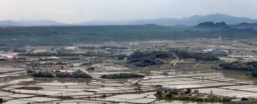 소이산 정상에서 바라본 평강고원 모습이 장관이다. 남북으로 끝없이 펼쳐진 드넓은 평야는 감동적이다 못해 경이롭다. 사철 옷을 갈아입는 멋쟁이 철원평야 논둑이 만들어낸 곡선미가 특히 아름답다. 너른 들은 마치 천 조각을 이어 놓은 듯하다. 철원 지역은 대부분 논농사를 짓는 반면, 평강은 밭농사가 주를 이룬다.