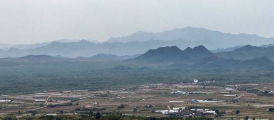 소이산 정상에서 평강군 읍 소재지까지 20여km나 되지만 평야지대라 막힌 게 없어 지척에 보인다. 왼쪽 중간 부분 언덕같이 솟은 곳은 중심분출이 일어났던 평강 오리산이다. 그 오른쪽 뒤로 평강읍 한가운데 있는 호암산이 시야에 아련히 들어온다. 오른쪽 중간 부분 유난히 움푹 파인 능선은 낙타고지다. 맨 뒤 가장 높은 봉우리는 백암산으로 한탄강의 분수령을 이룬다.