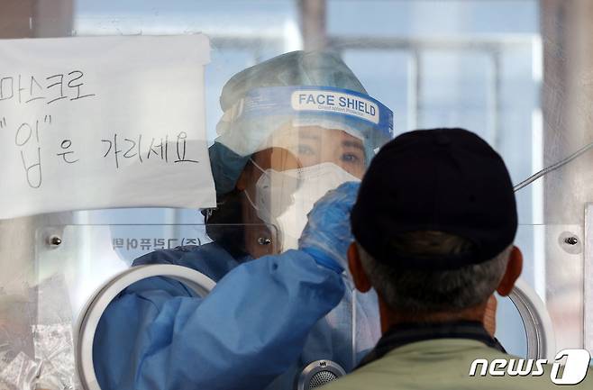 코로나19 검체 채취. /뉴스1 © News1