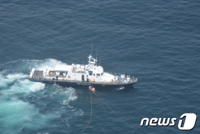 군산해경 헬기가 실종자 수색을 벌이고 있다.© 뉴스1