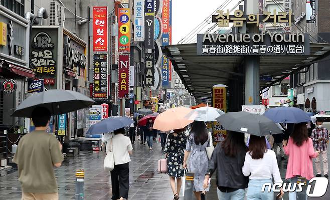 18일 오후 서울 종각역 인근에서 시민들이 점심식사를 위해 이동하고 있다. =2021.6.18/뉴스1 © News1 박지혜 기자