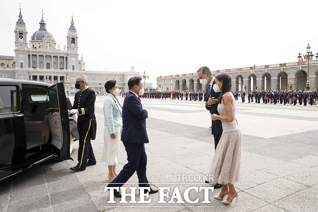 지난 15일(현지시간) 스페인을 국빈 방문한 문재인 대통령과 김정숙 여사가 스페인 마드리드왕궁에서 열린 공식 환영식에 참석해 펠리페 6세 스페인 국왕 내외와 인사를 나누던 당시. /청와대 제공